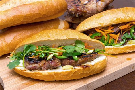  Bánh Mì Gai Crunching Vàng - Thịt Nướng Hấp Dẫn Trên Bàn Trà Đá