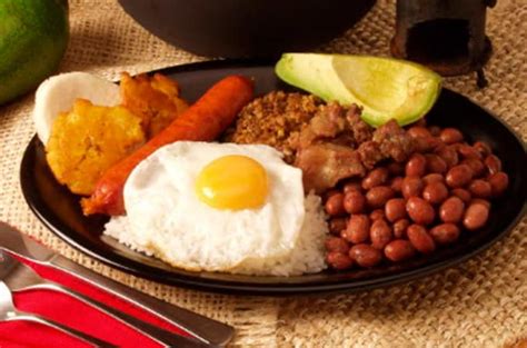  Bandeja Paisa: Món Ngon Chàng Trai Dĩ Đại Và Bão Phủ Hương Vị Của Andes!