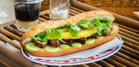  Bánh mì ốp la: Một hương vị Sài Gòn đầy ắp sự giòn rụm và béo ngậy!