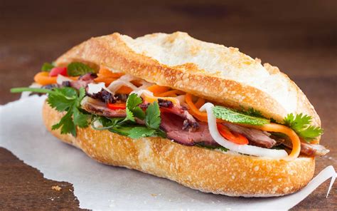  Bánh Mì Thịt Quay SuiHua: Món Ăn Đậm đà Vị Thịt và Sự Giòn Rụm của Bánh Mì!