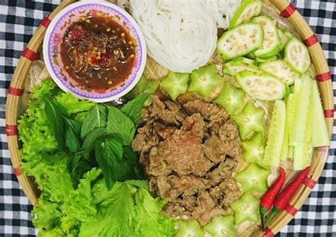  Bánh Tráng Bò Né Cù Lao Giông: Sự Kết Hợp Tuyệt Vời Của Thịt Nướng Xèo Ròn Và Rau Chuẩn Biện Tươi Ngon!