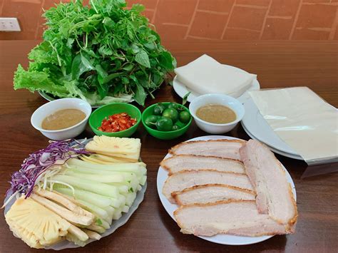  Bánh Tráng Thịt Quay: Sự kết hợp độc đáo của lớp bánh giòn rụm và hương vị thịt nướng đậm đà!