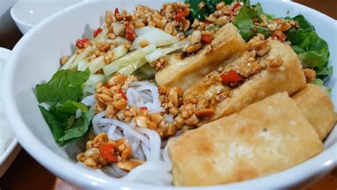  Bún Đậu Hũ Ganzhou:  Sự kết hợp kỳ lạ giữa sự mềm mại của đậu hũ và độ giòn tan của bún!