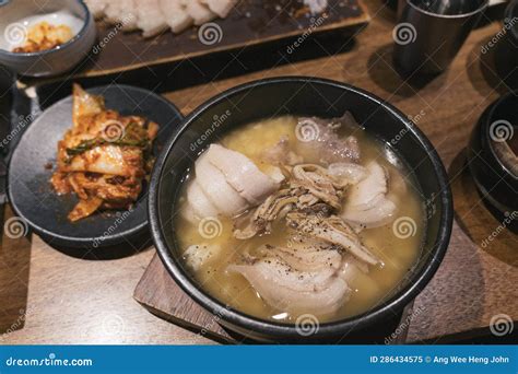  Dwaeji Gukbap: Hãy Nếm Thử Vị Umami Dư Bã Của Nước Dưa Và Tinh Hoa Thịt Lợn Hầm!!