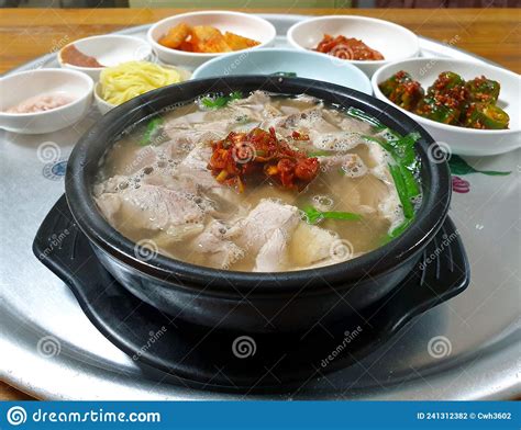  Dwaeji-Gukbap: Umami Broth Bursting With Tender Pork Perfection!