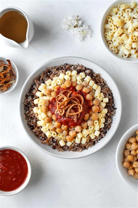  Kushari! Khám Phá Năng Lượng Của Bột Mì, Gỗ và Rau Qua Hành Viện Của Một Món Ăn Ai Cập