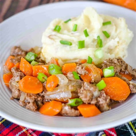  Mince & Tatties: Từng miếng thịt bò băm ngon ngọt kết hợp với khoai tây nghiền mịn như lụa!