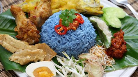  Nasi Kerabu: Một Món Ăn Rất Ngon với Hương Vị Tươi Má và Sự Ngọt Mặn Độc Lạ!