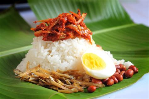  Nasi Lemak: Một Cỗ Hảo Thực Nồng Nàn Hương Vị Mà Sảng Khoái Bởi Sự Gập Ghềnh Mùi Vị Tương Phản Lạ Chăng?