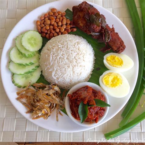  Nasi Lemak: Khám Phá Sự Hoà Quyện Thơm Ngọt Của Cơm Nấu Với Sữa Dừa Và Cá Tráng Bếp Chuẩn Malaysia