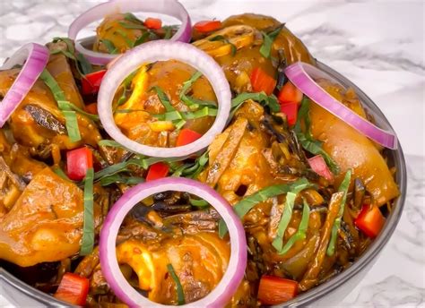  Nkwobi! A Taste Explosion Blending Tender Cow Foot and Spicy Palm Oil Goodness.