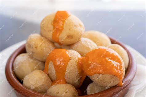  Papas Arrugadas: Một món ăn độc đáo kết hợp vị cay nồng của ớt và độ giòn sần sùi của khoai tây!