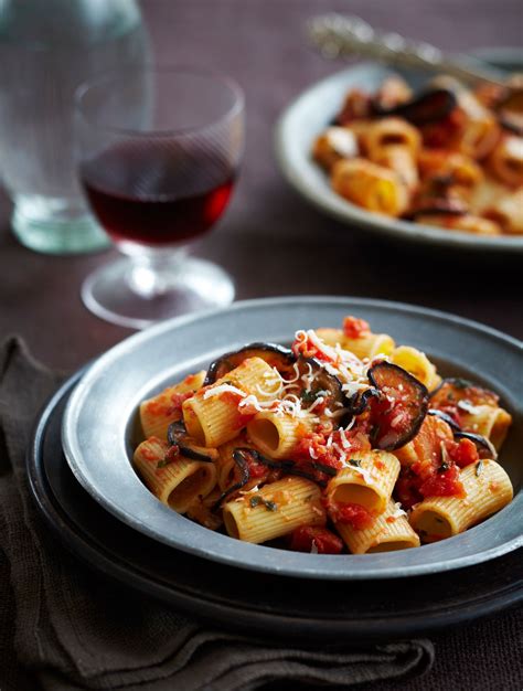  Pasta alla Norma! A Symphony of Sweet Tomatoes and Salty Ricotta