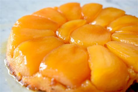  Tarte Tatin: Nét Ngọt ngào của Quê hương Pháp kết hợp với Vị giòn tan bất ngờ của lớp vỏ bánh!