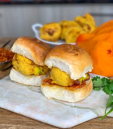  Vada Pav: Sự hoà quyện hoàn hảo giữa vị cay nồng và độ giòn tan của chiếc bánh mì Ấn Độ!